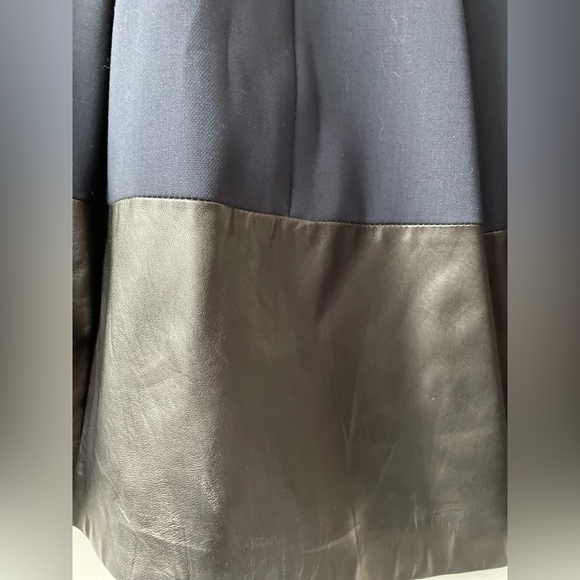 Vince pleated navy wool mini skirt w/black leather trim, size 2 - Picture 4 of 6